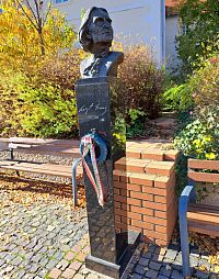 Ferenc Liszt, klavírní virtuos, hudební skladatel a jeden z nejslavnějších klavíristů své doby. Nárok si na něj činí Maďaři, Němci i Slováci.