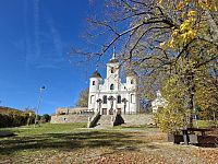 Obzvláště pozoruhodná je harmonie okolní krajiny a budovy kostela s poustevnou.