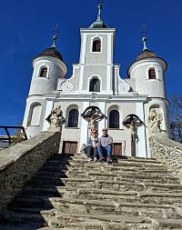 Schody vedoucí ke kostelu, dvě andělské postavy a sochy svatých.
