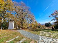 Od svatostánku se nabízí úžasné výhledy na město i okolní přírodu.