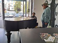 Ráj koupěchtivých. Boty, oblečení, všelijaké ozdoby na sebe a další užitečné i nepotřebné věci, k jejichž nákupu hraje klavírista.