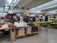 Ovoce, zelenina, paprika, klobásy, sýry a další pestrá směsice zajímavých pochutin za celkem rozumné ceny.