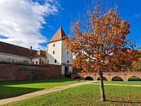 Ve městě Sárvár si prohlížíme místní hrad.