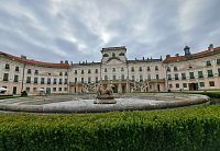 Impozantní rokokový zámek v západním Maďarsku, nedaleko Neziderského jezera, je zapsán na seznamu světového dědictví UNESCO.