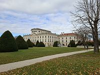 Zámek otevírá svou pevnou náruč do anglického parku. Architektonicky se podobá zámku Schönbrunn a proto je označován jako „maďarské Versailles“.