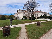 Zámek býval okázalým letním sídlem knížat Esterházy. Konaly se zde luxusní hostiny, na kterých hrála dvorní kapela pod vedením Josepha Haydna.