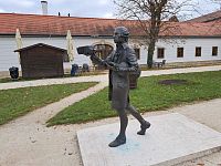 Při pohledu na bronzovou sochu Josepha Haydn si vzpomínám na naši nedávnou návštěvu českého zámku Dolní Lukavice, kde tento hudebník působil.