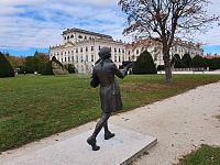 Když se Morzinové dostali do finančních potíží, odešel Joseph Haydn na doporučení hraběte Morzina do služeb knížete Esterházyho na tento zámek.