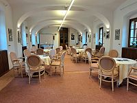 Na první pohled má tato zámecká kavárna své kouzlo, neopakovatelnou atmosféru a určitě by mohla vyprávět zajímavé příběhy. Na druhý pohled je to horší.