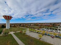 Jednu zajímavou rozhledničku objevujeme v obci Fertőszentmiklós. Po vystoupání 56 schodů si užíváme výhledy.