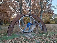 „Kdo si hraje, nezlobí,“ říká moje ženuška a posílá mě do kola. Připadám si jako pískomil, kterého jsme kdysi chovali.