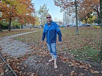 Klasický Kneippův chodník znám, ale suchou verzi tak často nevidím. Tudíž je potřeba to vyzkoušet.