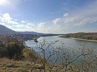 V Rakousku zastavujeme ve městě Hainburg an der Donau a vydáváme se na polední procházku po pravém břehu Dunaje.