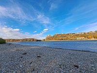 Morava má hnědočernou barvu, kterou způsobují bahnité nánosy z moravských, slovenských i rakouských nížin.