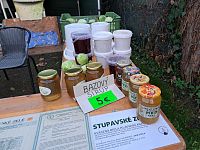 Ve Stupavě nabízejí své výrobky příjemní a usměvaví lidé v každém dvoře, v každé garáži.