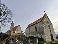 V areálu kostela Nanebevzetí Panny Marie je kromě hřbitova také zajímavá Hřbitovní kaple sv. Erazima, což je hrobka Lambergů.