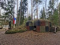 Na okraji Soumarského rašeliniště, v blízkosti silnice si prohlížíme muzeum lehkého opevnění s označením 195/61/A-180Z