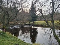 Necháváme se unést kouzlem Vltavy. Při vyslovení názvu se nám začíná přehrávat druhá symfonická báseň ze Smetanova cyklu Má vlast.