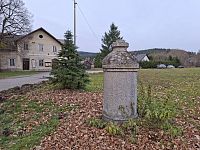 Jedná se o kamenné rozdělovače nebo také děliče vody z 19. století, které zabezpečovaly rozvod vody do jednotlivých stavení ve vsi.