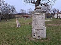 Vypadají jako silný válcový kamenný sloup o průměru kolem 90 centimetrů, vysoký 160 až 250 centimetrů, nahoře zakrytý jakousi poklicí.