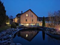 Nic nám tady nechybělo, snad jenom ten vodník, kdyby byl v rybníčku. I když on tam určitě je, pouze se mě asi lekl, když jsem vylezl ze sauny.