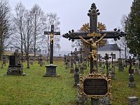 Záběry v kostele i na hřbitově, kde jsou zajímavé tepané železné kříže, použil režisér v krimi seriálu Místo zločinu České Budějovice.