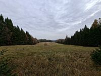 Vydáváme se objevovat krásu divoké Šumavy, tajuplné krajiny, hlubokých lesů, mělkých údolí a voňavých luk.