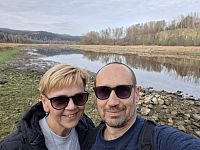 Čerpáme sílu a energii u vody a ve společnosti klidu a pohody.