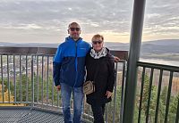 Jan Nepomucký pozoruje dění v Horní Plané z hlavního náměstí, odkud má velice blízko do příjemné kavárny Café Kočky.