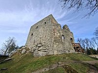 Za dalšími výhledy se vydáváme na opačný břeh Lipna, na nejvýše položenou hradní zříceninu v naší zemi.