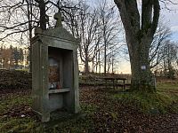 Kousek od Želnavy stojí zdobená výklenková kaple, kterou nechal postavit sedlák Jakob Müller.