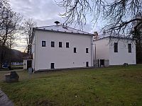 Obrázky ze Šumavy a budova obecního úřadu v obci Želnava