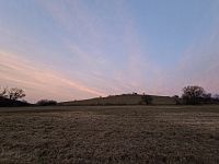 Obrázky ze Šumavy a pomník 1868 na Želnavském vrchu nad obcí Želnava