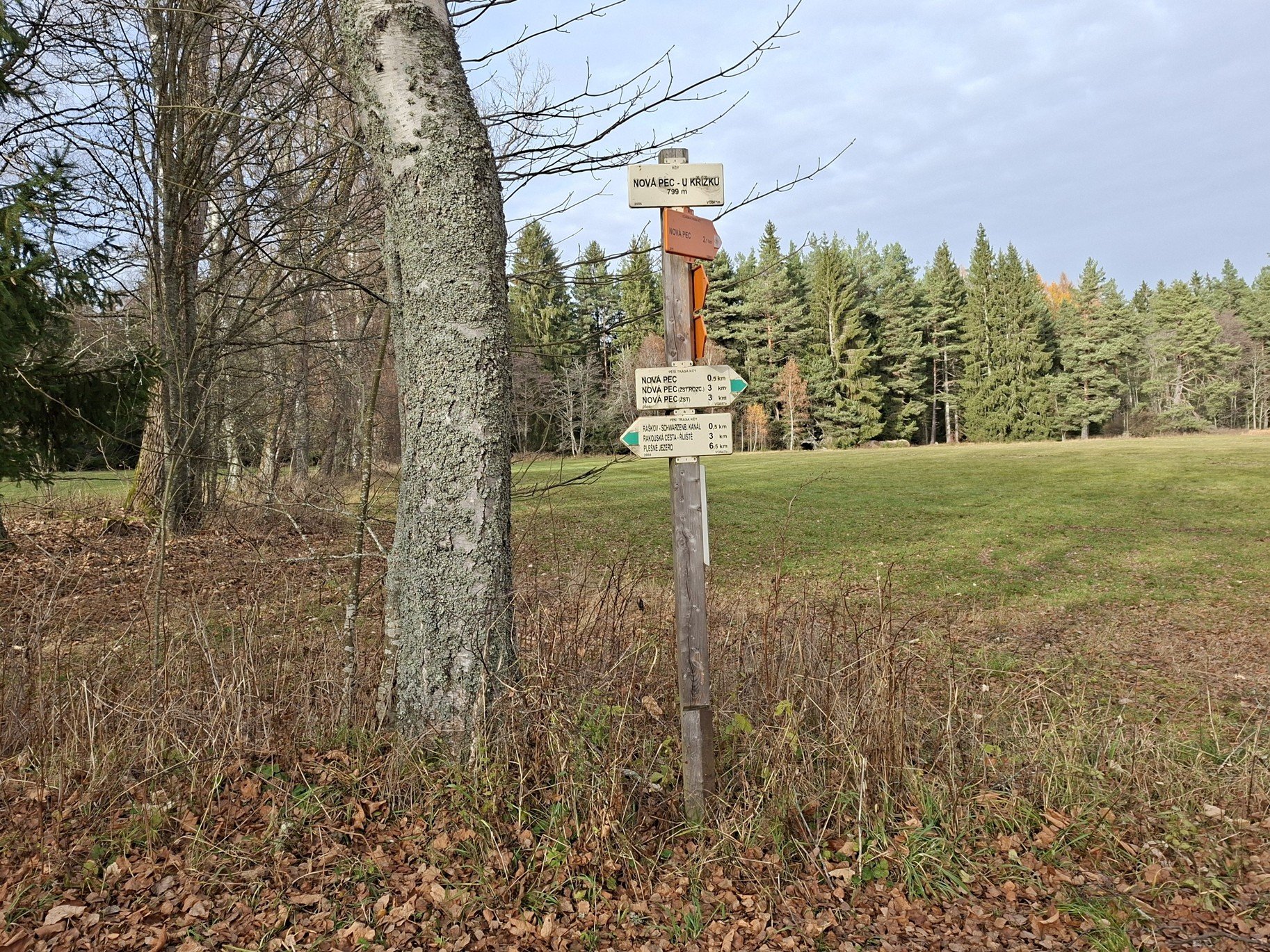 Obrázky ze Šumavy a turistický rozcestník Nová Pec – U křížku