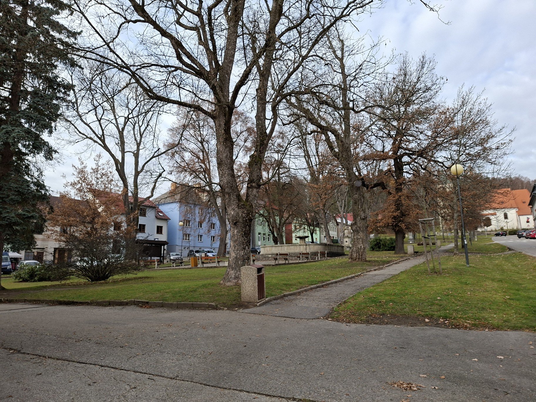 Obrázky ze Šumavy a kašna (bez medvěda) ve městě Horní Planá