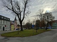 Obrázky ze Šumavy a pomník obětem pochodu smrti v městě Horní Planá