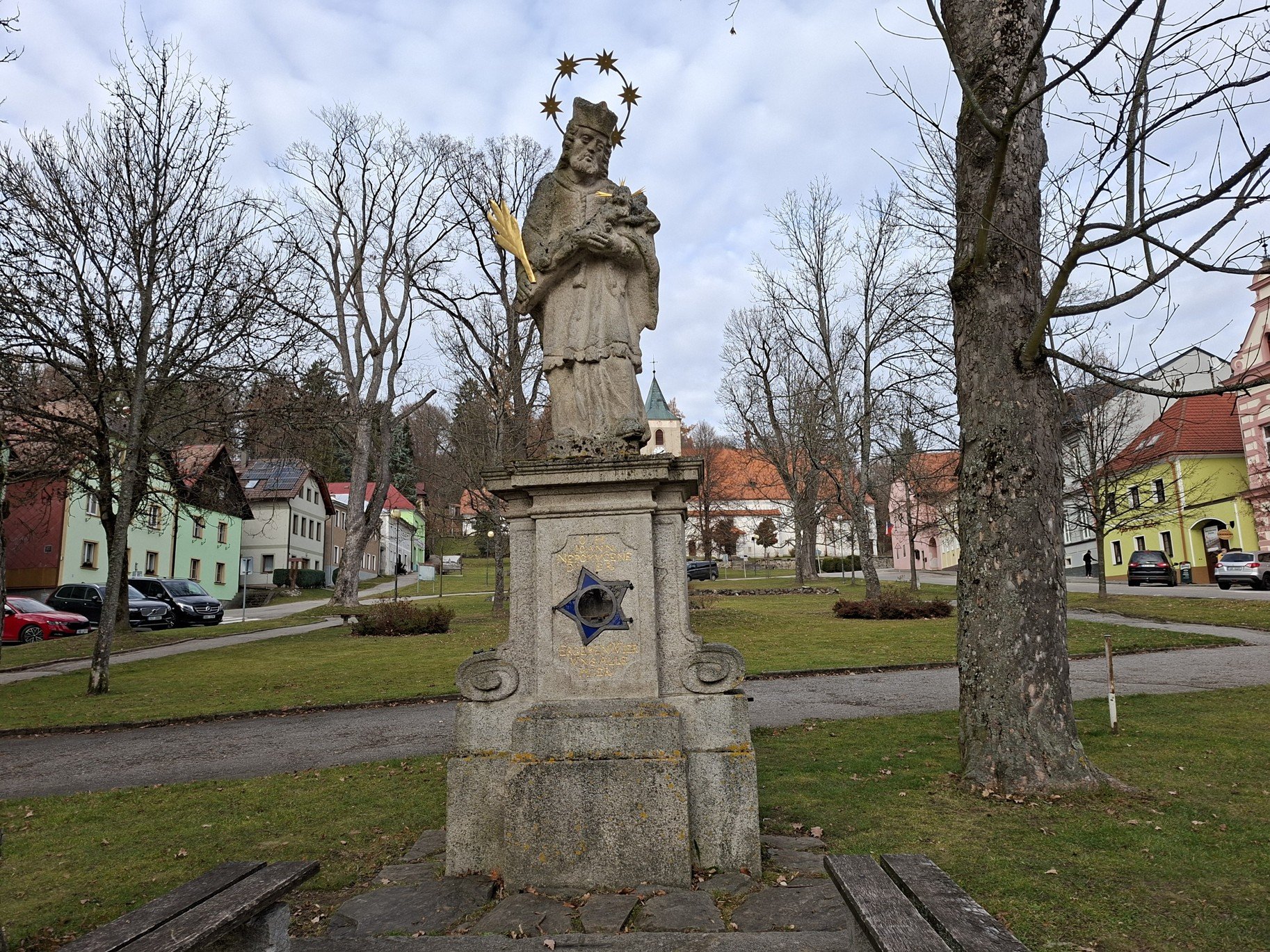 Obrázky ze Šumavy a svatý Jan Nepomucký v městě Horní Planá