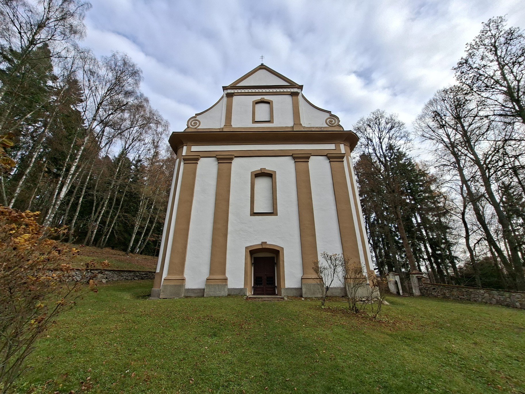Obrázky ze Šumavy a kostel Panny Marie Bolestné v městě Horní Planá
