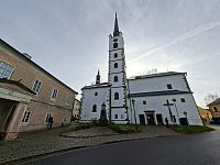 Obrázky ze Šumavy a cukrárna U Kostela ve městě Frymburk