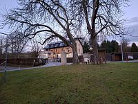 Vodní rozdělovač v Želnavě a hotel Devatero