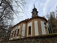 Cesta napravo okolo kostela Panny Marie Bolestné