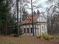 Cesta zpět (z druhé strany) okolo kostela Panny Marie Bolestné