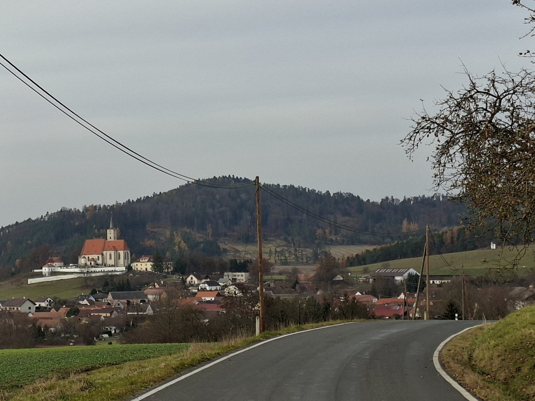 Škola Karla Klostermanna v Nezamyslicích u kostela Nanebevzetí Panny Marie