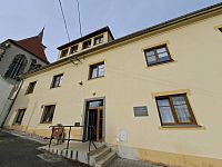 Budova před vstupem na hřbitov