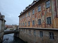 Středověká radnice zdobená bohatými freskami stojí uprostřed mostu, což není zcela obvyklé umístění.