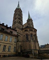 Měšťané nedostali od biskupů místo na stavbu radnice, a tak si vytvořili umělý ostrov na řece Regnitz.