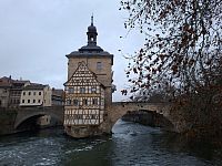 Kamenný most přes řeku Regnitz není sice podobný Karlovu mostu v našem hlavním městě, ale také má své kouzlo.