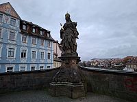 Kunigunda Lucemburská bavorská vévodkyně, císařovna Svaté říše římské a manželka Jindřicha II. na mostě Untere Brücke.