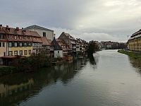 Části města Bamberg, která se nachází na umělém ostrově břehu řeky Regnitz, se říká „Malé Benátky“.