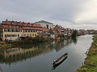 Původně rybářská osada si svůj ráz města s půvabnými hrázděnými středověkými domky zachovala dodnes.